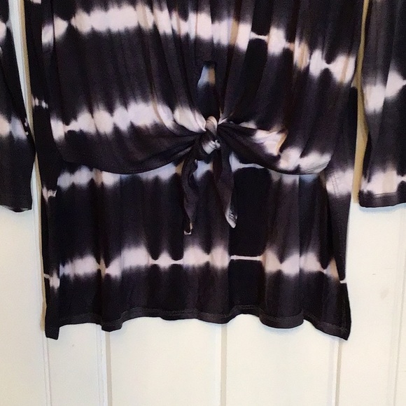 SILKY SOFT HIGH~LO PATTERN BACK LONGER THAN FRONT TOP - Picture 9 of 10
